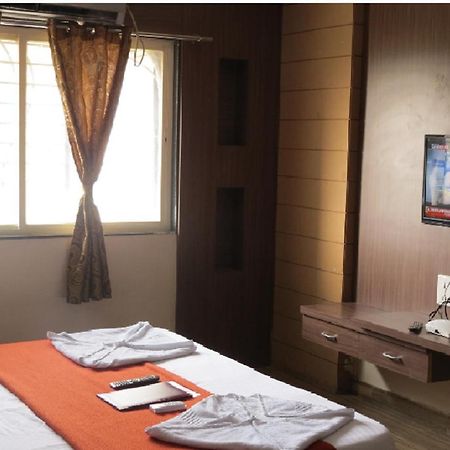 Hotel Vikrant Palace Solapur Exteriör bild