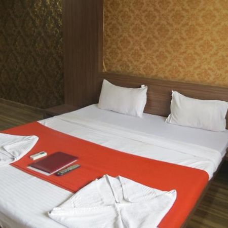 Hotel Vikrant Palace Solapur Exteriör bild