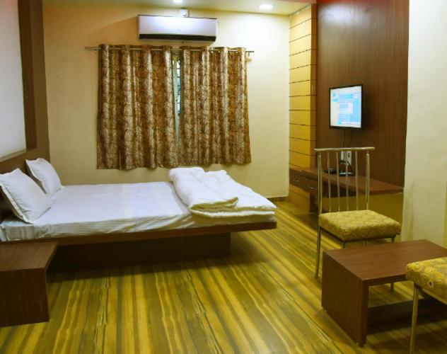 Hotel Vikrant Palace Solapur Exteriör bild