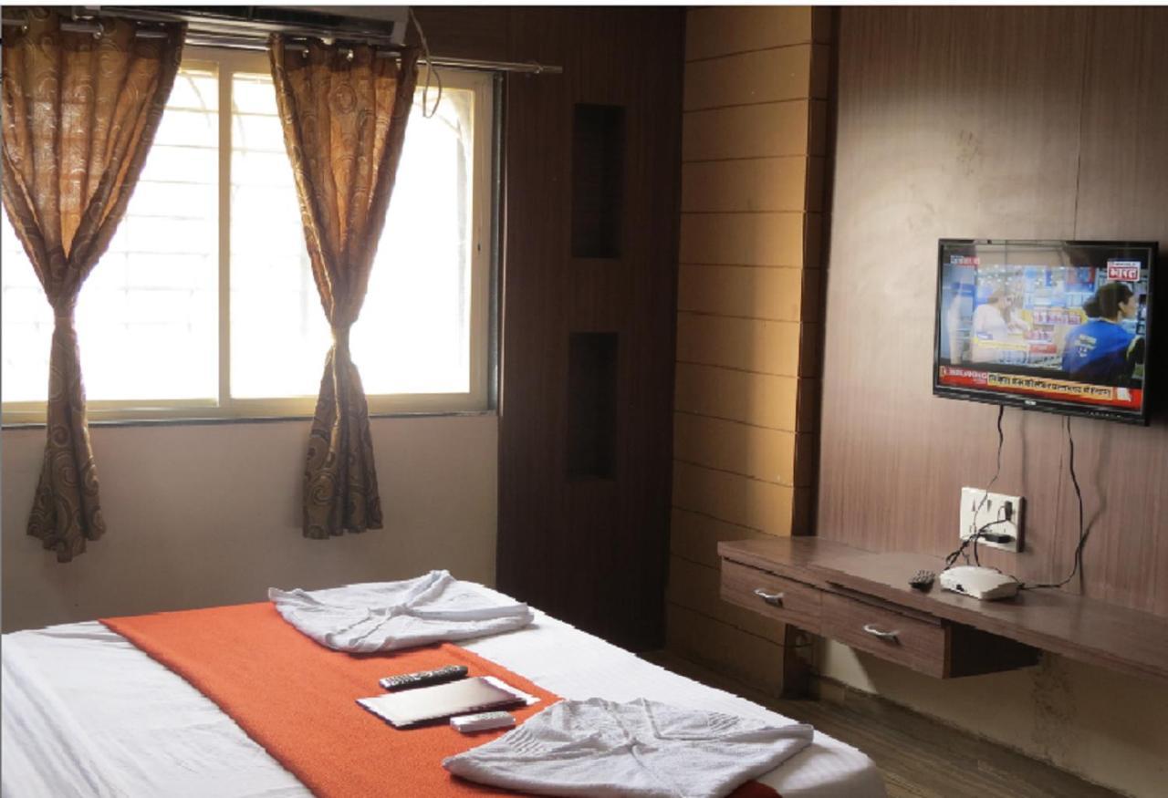 Hotel Vikrant Palace Solapur Exteriör bild