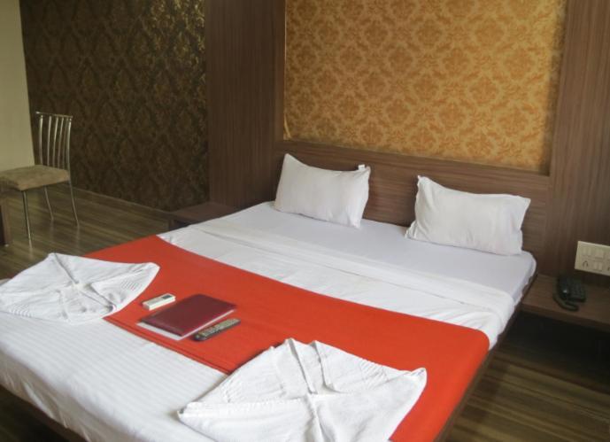 Hotel Vikrant Palace Solapur Exteriör bild